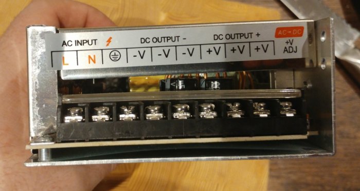 LED-transformator med märkningar för AC-ingång och flera DC-utgångsanslutningar.