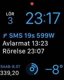 Smartklockans display med larmstatus, energiförbrukning, tid och temperaturinformation.