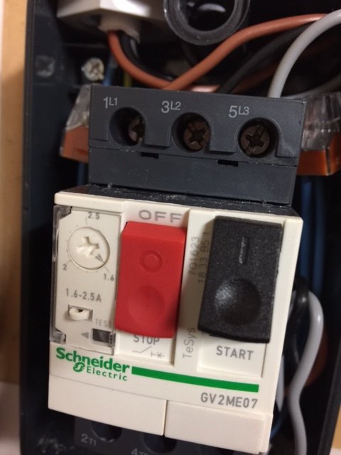 Elektrisk Schneider Electric strömbrytare inställd på 1.6 på skala.