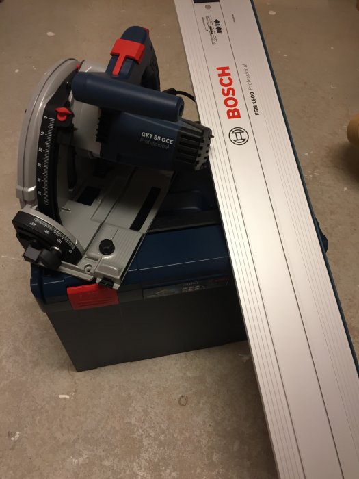 Bosch sänksåg och 1600mm skena på golvet, nytt med garanti från Bauhaus.