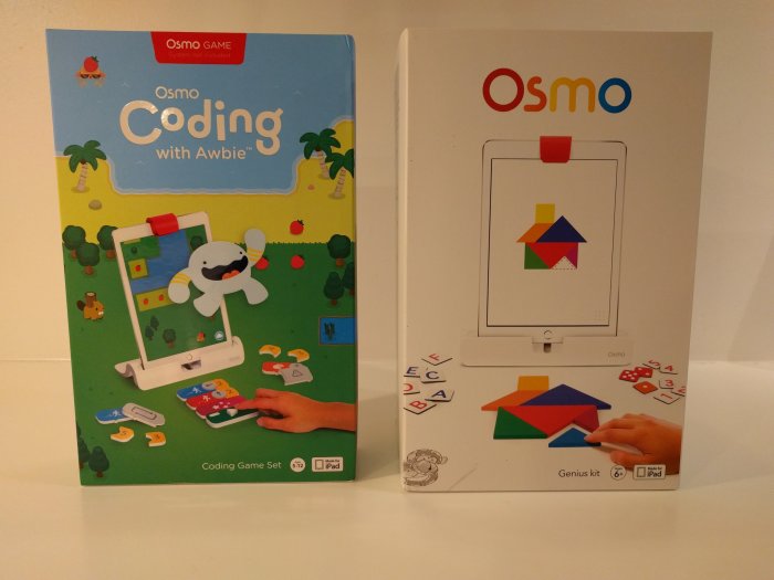 Två förpackningar av Osmo lärande spel för barn med iPad, en för kodning och en genius kit.