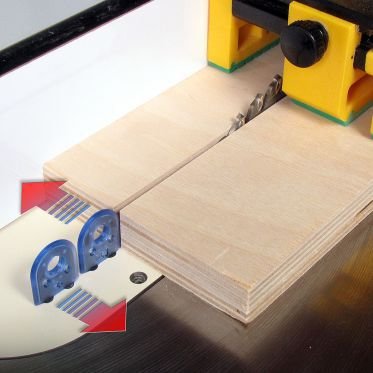 Sänksåg med klyvkniv och klingskydd fastsatt vid sågning av träplanka på sågbord.