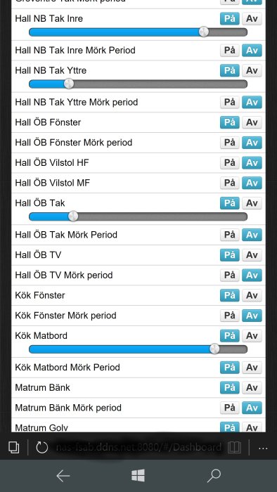 Skärmdump av ett smart hem-system där belysning och enheter styrs digitalt, med flera reglage och statusindikatorer.