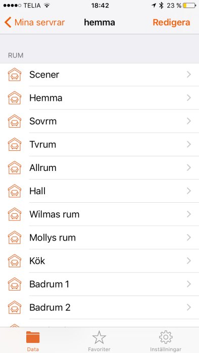 Skärmdump från iPhone-appens användargränssnitt med en lista över rum som 'Sovrum' och 'Kök'.