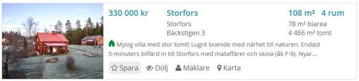 Röd villa med snötäckt tak och stort grönområde, annonserad för försäljning på landsbygden för 330 000 kr.