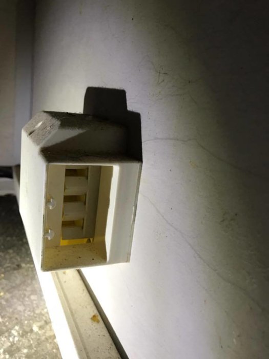 En väggmonterad eluttagsdosa för spis med texten "SPD 25 2P+J 25a 230v
