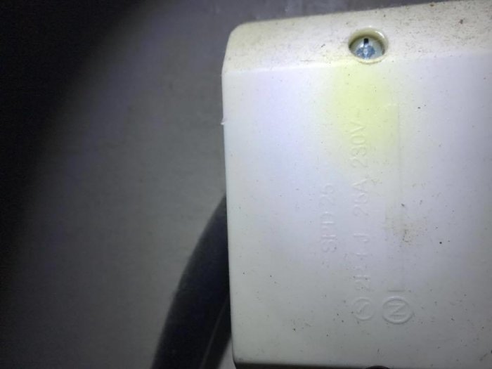 Vit eldosa med teknisk specifikation "SPD 25 2P+J 25A 230V" i relief på ytan.