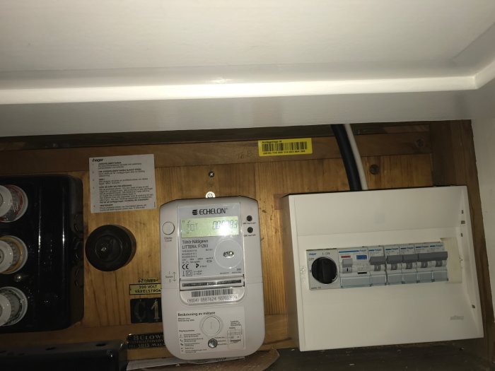 Elskåp och 230v uttag för spis, inklusive märkning och säkringar.