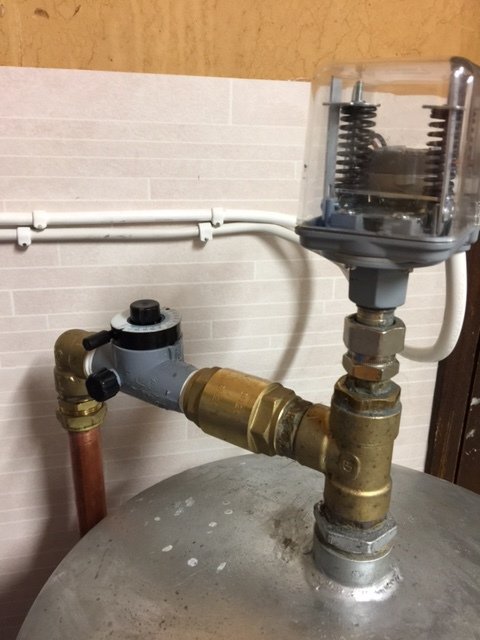 Vattenpump med tryckrör och rörsystem monterat på en hydrofor.