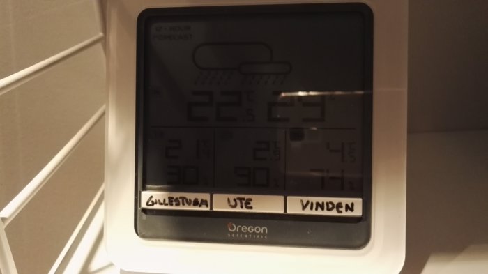 Digital termometer som visar inomhus-, utomhus- och vindstemperatur med hög luftfuktighet på vinden.