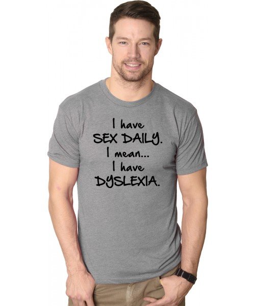 Man i grå t-shirt med texten "I have SEX DAILY. I mean... I have DYSLEXIA.