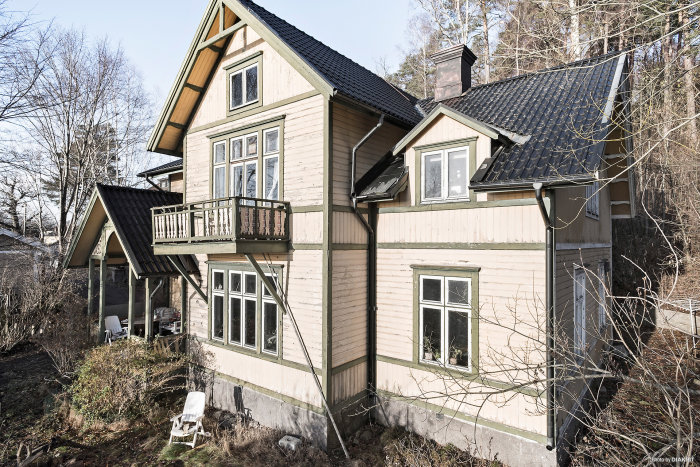 Pampig villa i Schweitzerstil från 1900, 11 rok med balkong, övervuxen trädgård och utsikt över vatten.