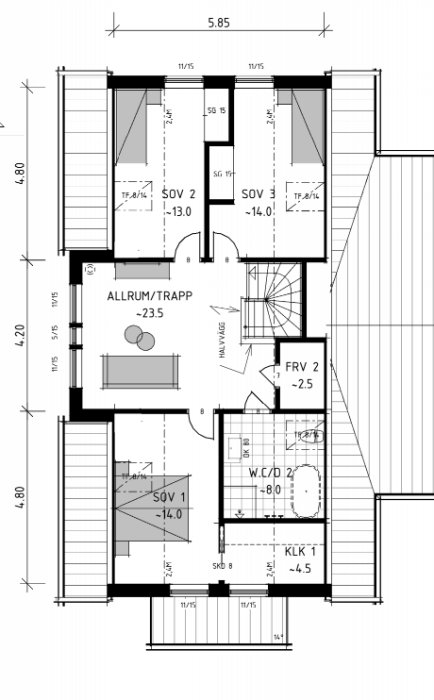 Reviderad ritning av husplan med mått och rumsmarkeringar för sovrum, allrum och andra utrymmen.