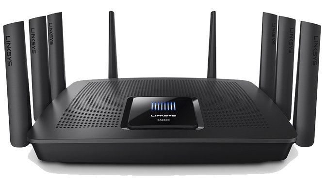 Linksys EA9500 router med tre band och flera antennutskott, prisbelönt för hemmanätverk.