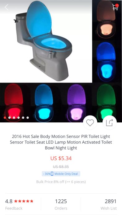 Toalettsits med LED-belysning i olika färger aktiverad av rörelsesensor.