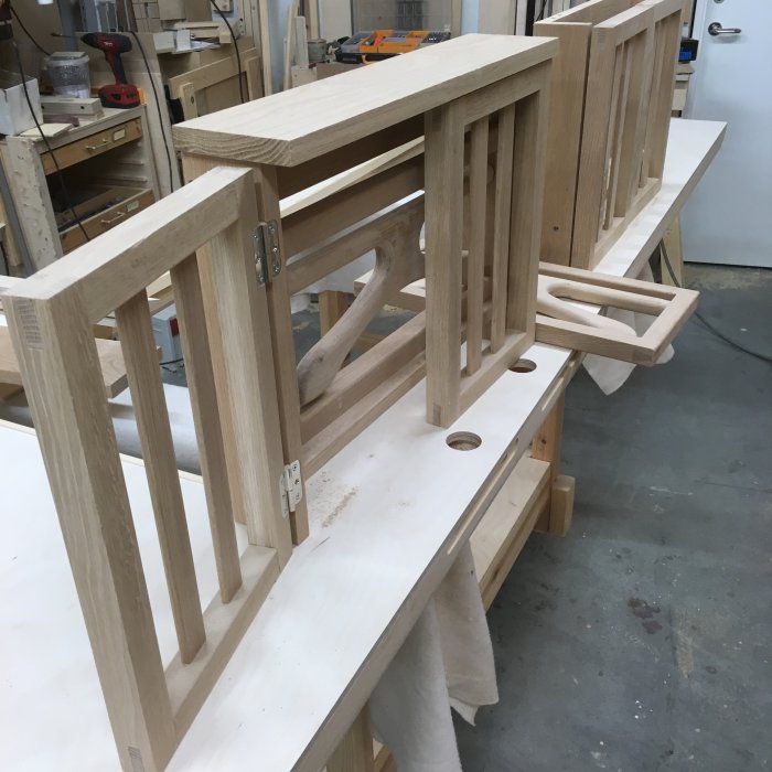 Trästruktur för att bygga vägghängda herrbetjänter, grundoljade och nästan färdiga.