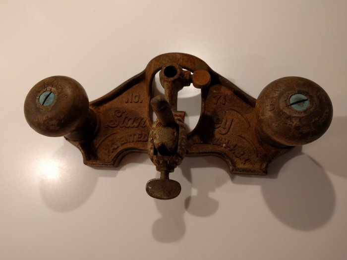 Antik Stanley 71 handsvarv med synlig rost och graverade detaljer på en ljus yta.