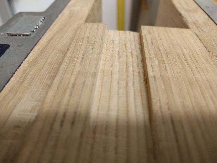 Nyslipat spår i en ekbit gjord med en renoverad Stanley 71 efter sågning och stämjärnsarbete.