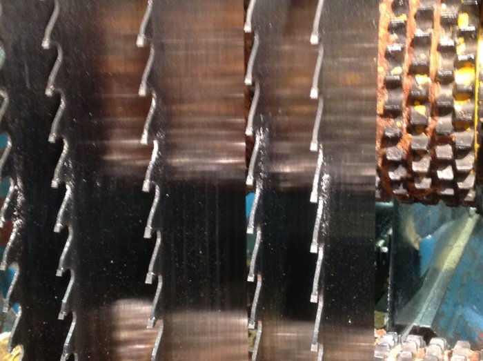 Närbild av sågblad med skarpa tänder på en ramsåg, förberedd för morgondagens snickeriarbete.