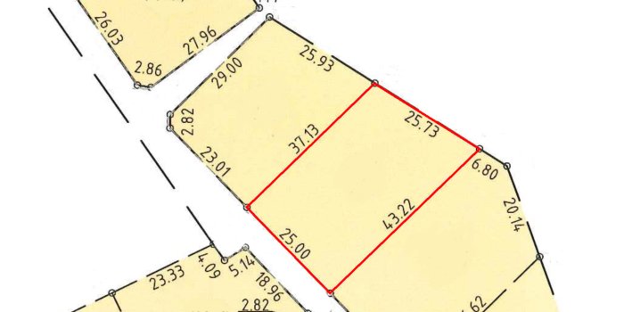 Tomtkarta med måttangivelser och en tomt utmärkt med en röd linje, sluttande mot gatan, inför potentiellt husbygge.