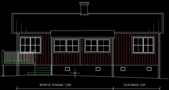 Arkitektonisk ritning av en husfasad med enhetliga fönstertyper och spröjs, markerat befintligt och tillbyggt område.