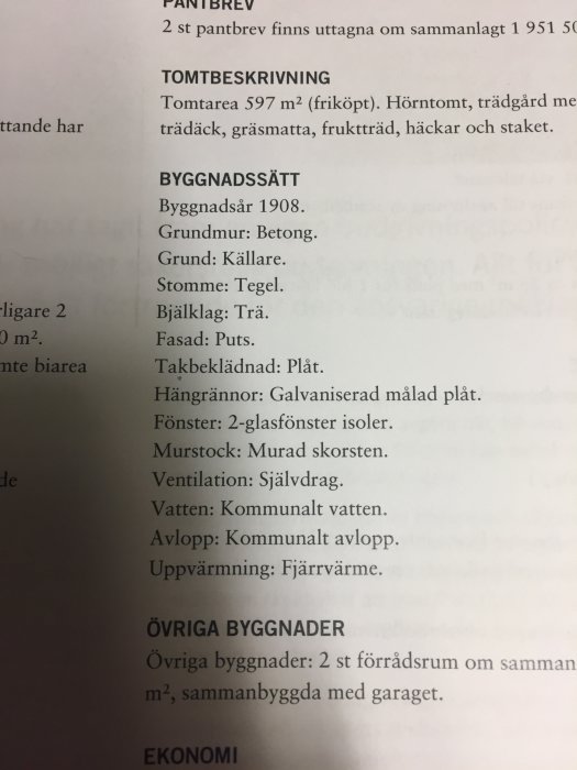 Bild på en textdokument som listar specifikationer för en fastighet, inklusive tomtbeskrivning och byggnadssätt.