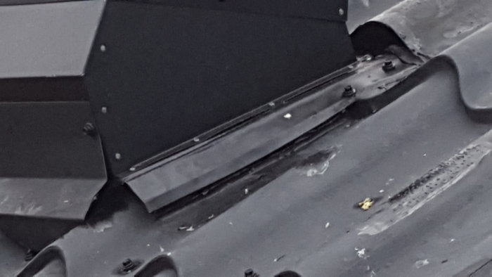 Plåthuv för avloppsavluftning och spirorör på tak, möjlig dålig skarv och risk för vattenläckage.