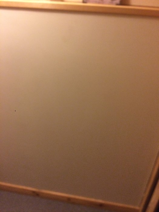 Gipsvägg med mindre skador och några svarta prickar innan spackling.