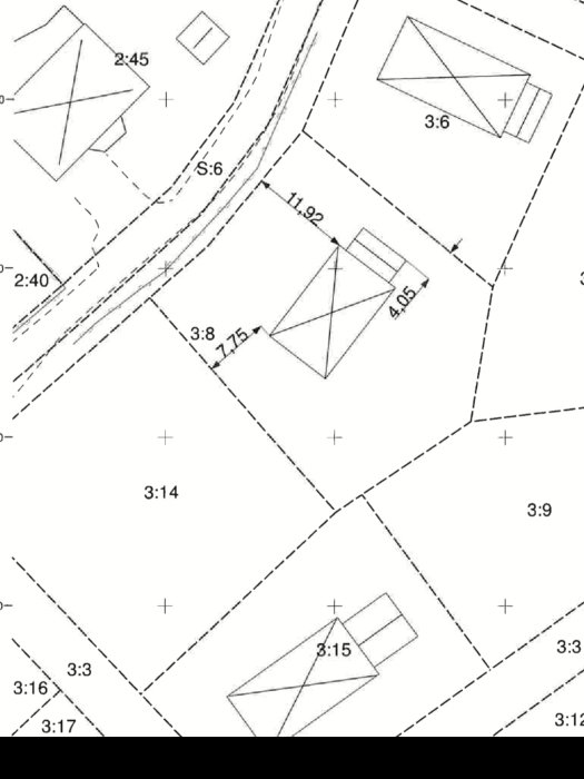 Schematisk karta med markuppdelning och mått för tomter, inklusive en representation av ett enkelgarage.
