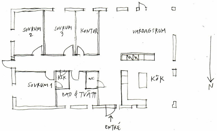 Handritad planskiss över ett hus med beteckning av rum som sovrum, kök och vardagsrum, samt kompassriktning.