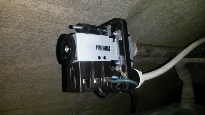 Översikt av en tryckvakt med konstig elinstallation i ett husets vattensystem, med synliga kablar och kopplingar.