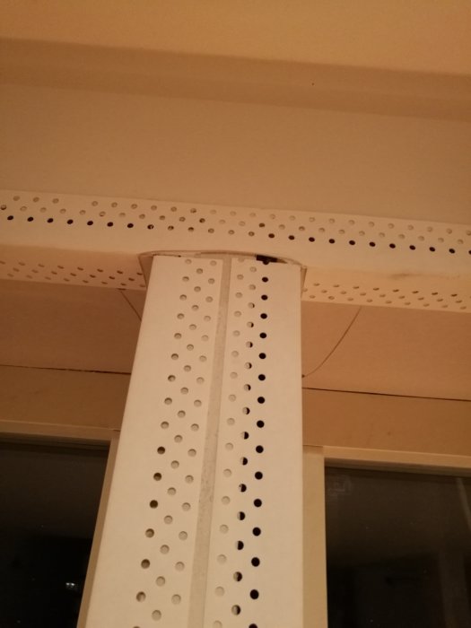 Gipshörn förstärkt med AquaBead vid högt fönster i byggprojekt, behöver spackling och ytbehandling.