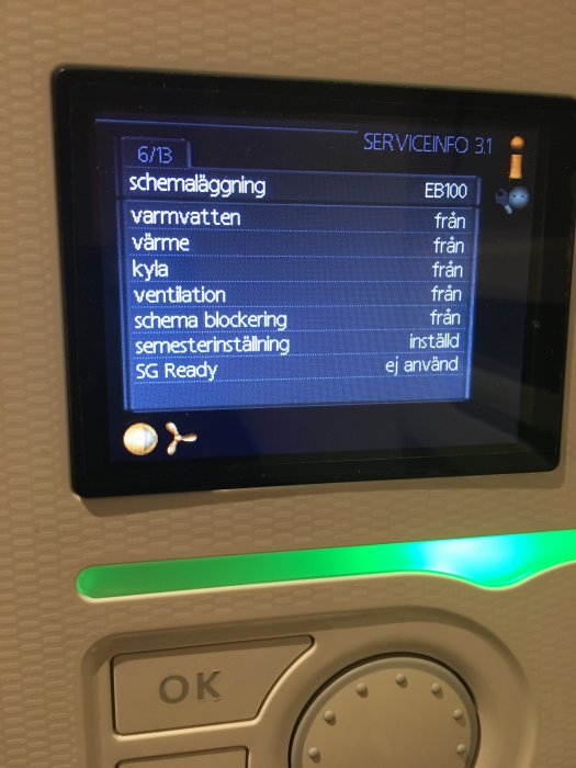 Digital informationsdisplay med menyalternativ för husets installationssystem, inklusive schemaläggning och temperaturinställningar.