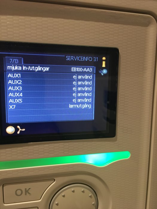 Digital informationsmeny som visar "mjuka in/utgångar" med flera AUX-val som "ej använd".