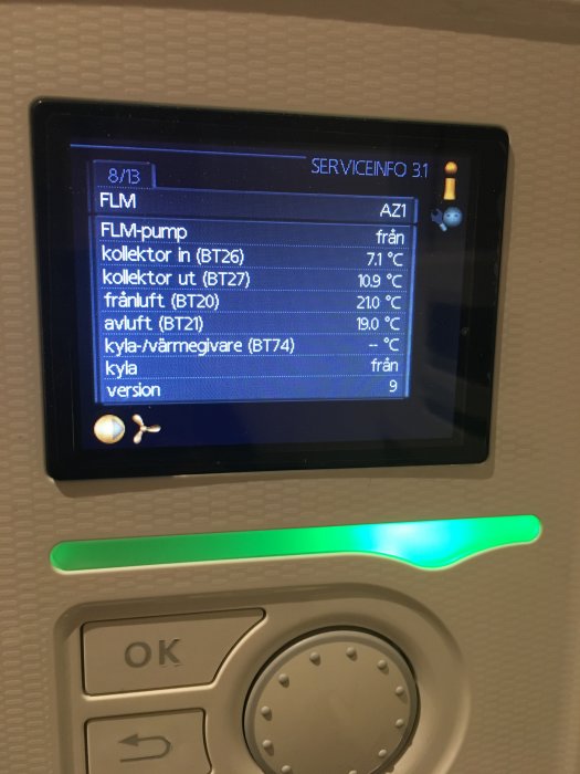 Styrenhetens display med temperaturinformation och kontrollknappar för byggprojektets värmesystem.