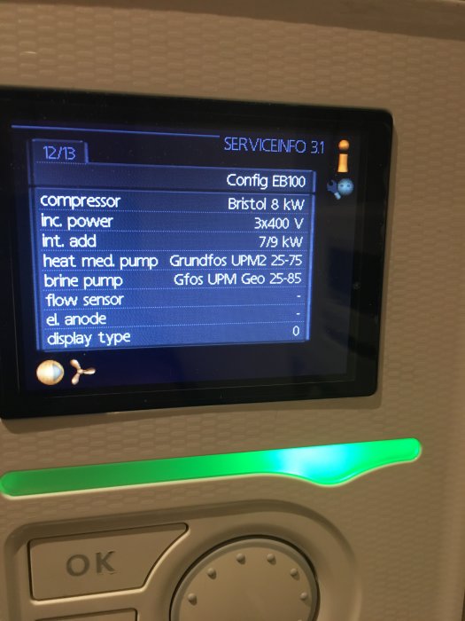 Digital display som visar serviceinformation för en värmepump med specifikationer och statusindikatorer.