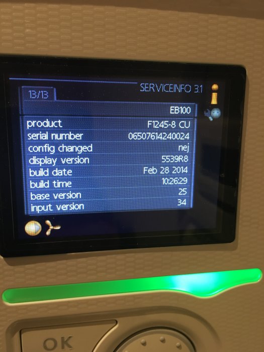 Digital display visar en serviceinformationsmeny med produkt- och versionsuppgifter.