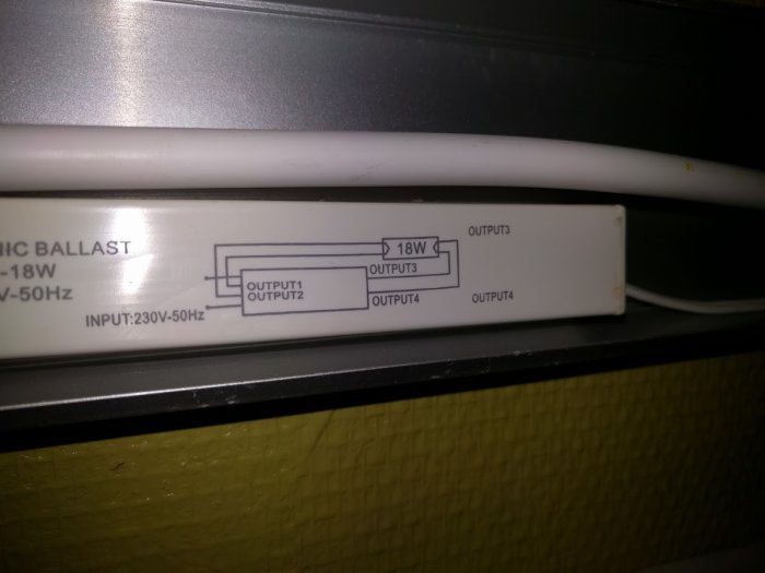 Elektroniskt driftdon för lysrör med teknisk specifikationsetikett.