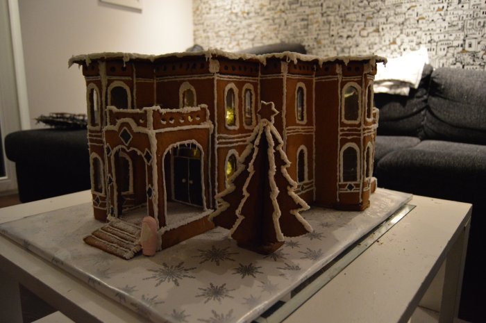 Pepparkakshus inspirerat av Victorian house med detaljer, skumtomte för storlek.