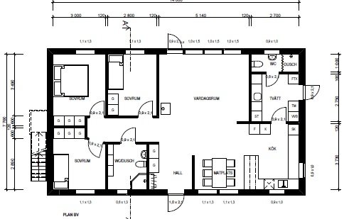 Ritning i svartvitt som visar en planlösning för ett hus med måttangivelser.