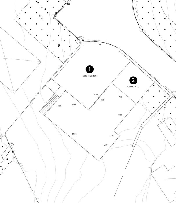 Planritning som visar ett hus med dubbelgarage, vändplan och tomtgränser, samt markerade ytor för stenläggning.