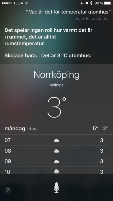 Smartphone-skärm som visar väderapp med temperatur och humoristiskt meddelande i Norrköping.