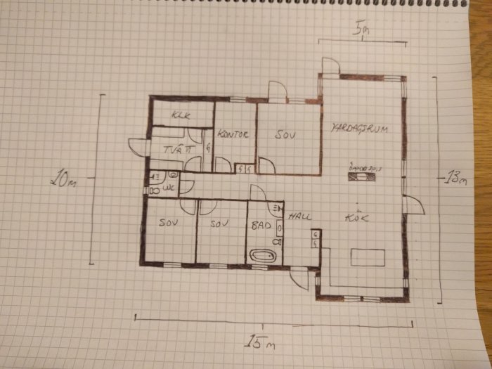 Handritad skiss av husets planlösning med mått och rumsmarkeringar på rutat papper.