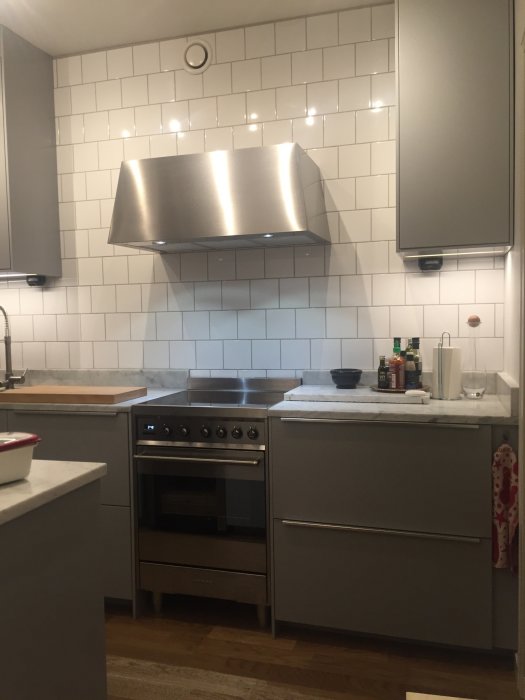 Nytt kök med Ikea stomar och fronter, vit marmorbänkskiva, Smeg spis och Ikea fläkt.