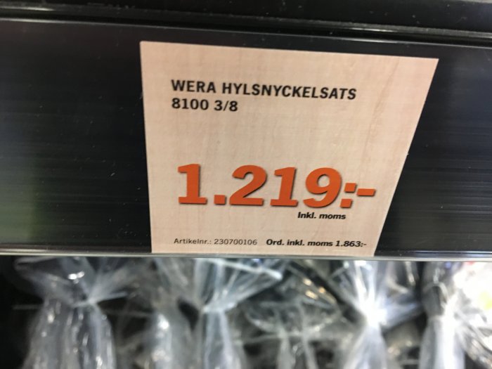 Prisetikett för Wera hylsnyckelsats med priset 1.219 kronor inklusive moms.