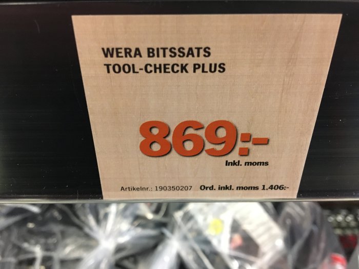 Wera bitsats "Tool-Check Plus" prislapp på 869 kr inklusive moms i en butik.