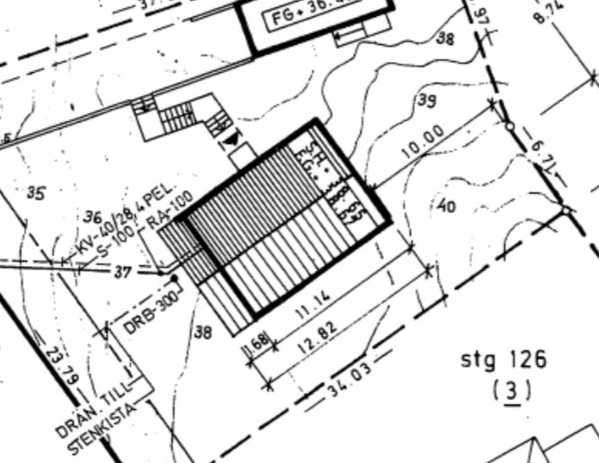 Svartvit ritning av en byggnads grundplan med dräneringsrör som sträcker sig från kortsidan.