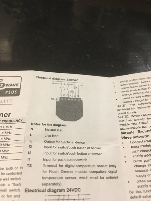 Elektriskt kopplingsschema på papper för 230VAC med förklaringar för olika anslutningar inklusive i1 och i2 för brytare.