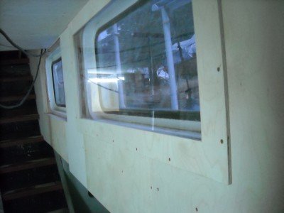 Inredning av en båt med ett nyligen inbyggt innerfönster för att förhindra kondens.