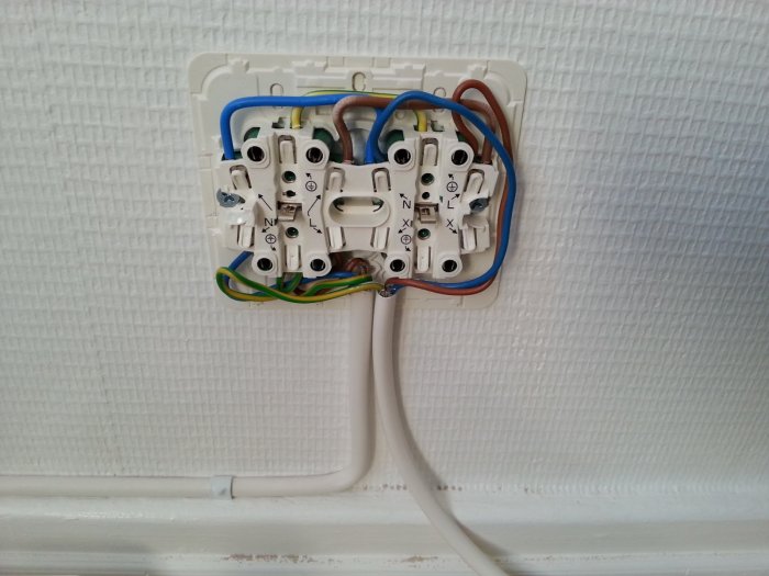 Eluttag under installation med öppet lock och synliga kablar och anslutningar.